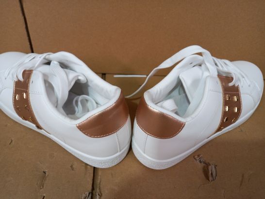 BOXED PAIR OF DESIGNER TRAINERS IN WHITE/COPPER COLOUR EU SIZE 39