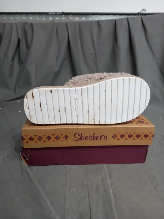 SKECHERS COZY SLIPPERS TUAPE SIZE 6