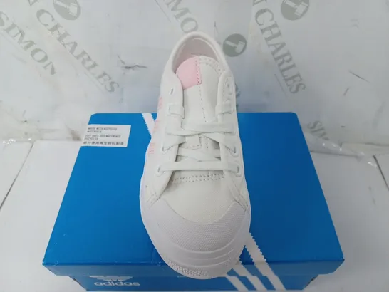 BOXED PAIR OF ADIDAS NIZZA PLATFORM TRAINERS IN WHITE/PINK - KIDS UK 10