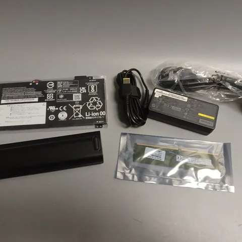 APPROXIMATELY 20 ASSORTED COMPUTER/LAPTOP COMPONENTS & SPARES TO INCLUDE BATTERIES, POWER SUPPLIES, MEMORY STICKS ETC 