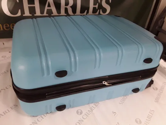 HARD SHELLED MEDIUM SUITCASE IN BLUE