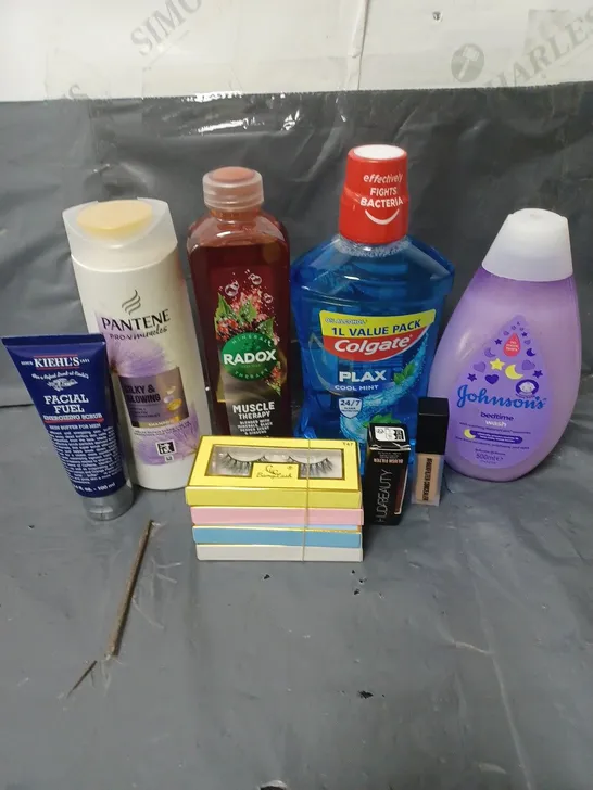 APPROXIMATELY 20 ASSORTED COSMETIC PRODUCTS TO INCLUDE COLGATE MOUTHWASH, JOHNSON'S BEDTIME WASH AND PANTENE SHAMPOO ETC. 