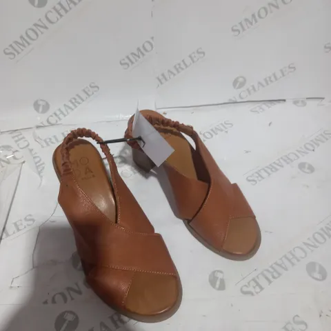 UNBOXED PAIR OF MODA IN PELLE LASSANDRA SANDALS IN TAN SIZE 5