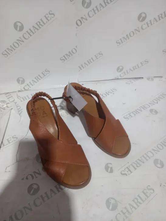 UNBOXED PAIR OF MODA IN PELLE LASSANDRA SANDALS IN TAN SIZE 5