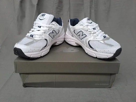 BOXED PAIR OF NEW BALANCE 530 TRAINERS IN WHITE/METALLIC SILVER UK SIZE 5