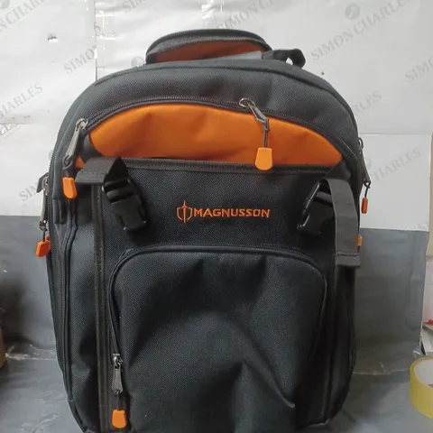 MAGNUSSON WHEELED BAG BLACK/ORANGE