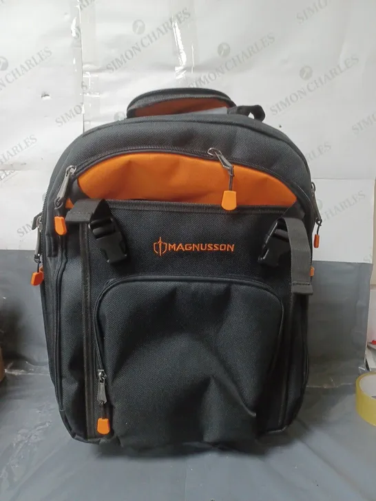 MAGNUSSON WHEELED BAG BLACK/ORANGE