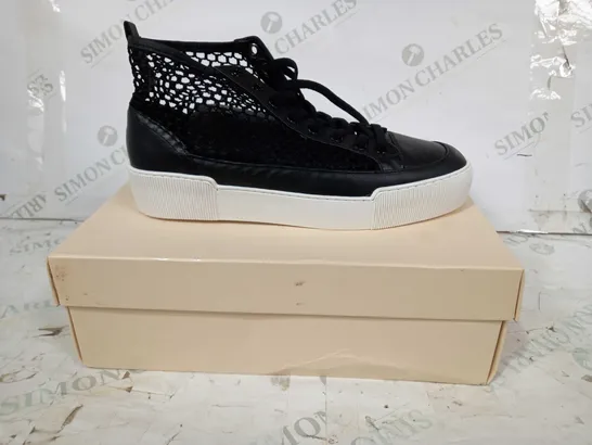 BOXED PAIR OF HOGL LEATHER SHOES W. MESH IN BLACK UK SIZE 6