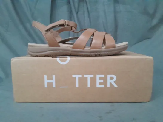 BOXED PAIR OF HOTTER RAINER WIDE OPEN TOE SANDALS IN TAN UK SIZE 6