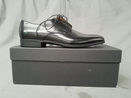 BOXED PAIR OF BOSS DRESS SHOES IN BLACK UK SIZE 8