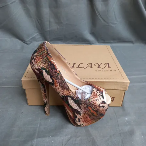 BOX OF APPROX 12 PAIRS OF OPEN TOE HEELS IN CAMEL - VARIOUS SIZES