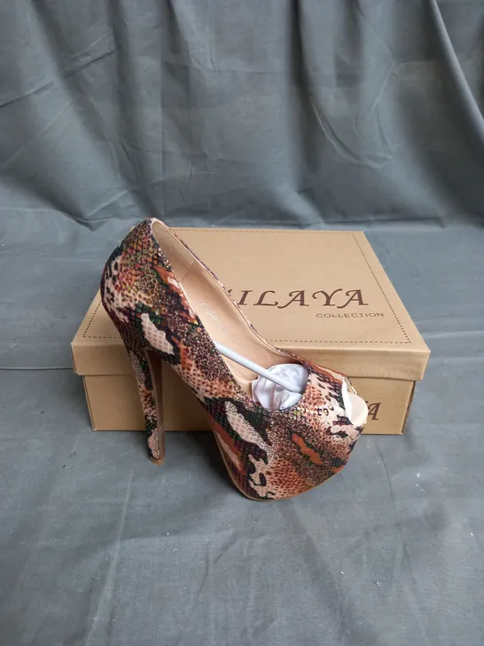 BOX OF APPROX 12 PAIRS OF OPEN TOE HEELS IN CAMEL - VARIOUS SIZES