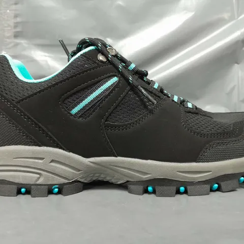 BOXED PAIR OF MOUNTAIN WAREHOUSE MCLEOD WIDE FIT WALKING SHOES IN BLACK/BLUE UK SIZE 6