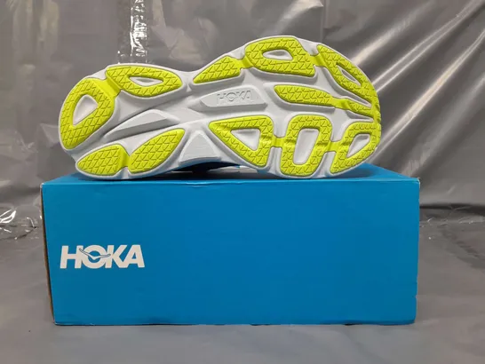 BOXED PAIR OF HOKA BONDI 8 WOMEN'S RUNNING SHOES IN BLUE/PINK/MULTI UK SIZE 9