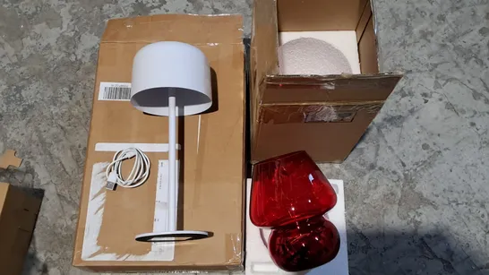 LOT OF 5 ASSORTED HOUSEHOLD ITEMS TO INCLUDE SET OF 2 TOUCH LAMPS AND RED GLASS LAMP