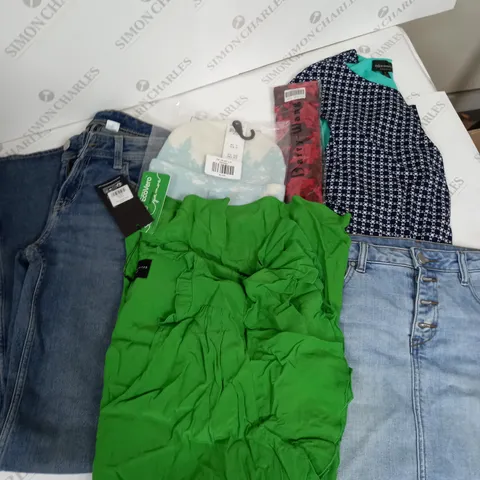 BOX OF APPROX 20 ASSORTED CLOTHING ITEMS TO INCLUDE JEANS, DRESS, HATS, ETC. 
