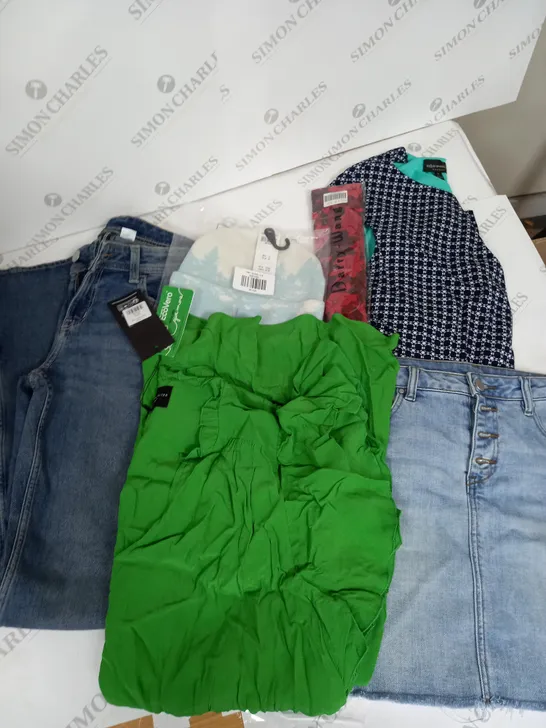 BOX OF APPROX 20 ASSORTED CLOTHING ITEMS TO INCLUDE JEANS, DRESS, HATS, ETC. 