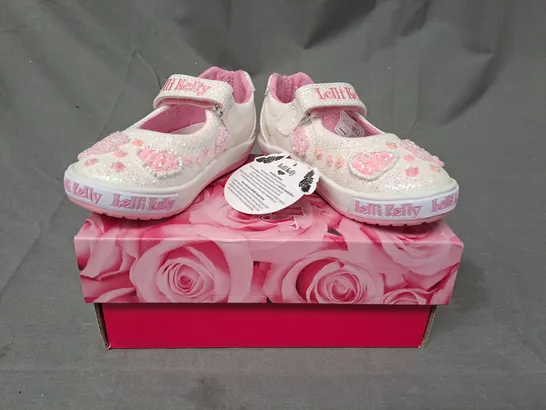 BOXED PAIR OF LELLIKELLY KIDS SHOES IN WHITE W. GLITTER EFFECT EU SIZE 22