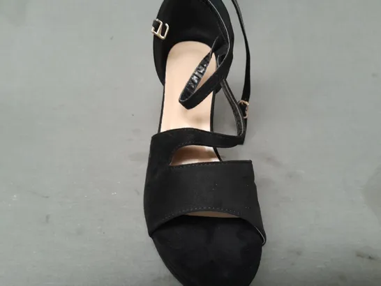 BOXED PAIR OF DESIGNER OPEN TOE BLOCK HEELS IN BLACK EU SIZE 39