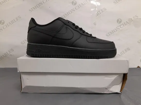 BOXED PAIR OF NIKE AIR FORCE 1 '07 SHOES IN BLACK UK SIZE 9