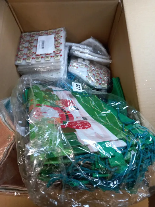 BOX OF APPROXIMATELY 30 ASSORTED CHRISTMAS THEMED CELEBRATORY & PARTY ITEMS TO INCLUDE CHRISTMAS BAG, BADGES, MINI STORAGE CASE ETC