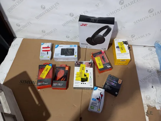 LOT OF APPROXIMATELY 10 ASSORTED ELECTRICAL ITEMS TO INCLUDE JVC HEADPHONES, ONN POCKET RADIO, ONN EARPHONES ETC