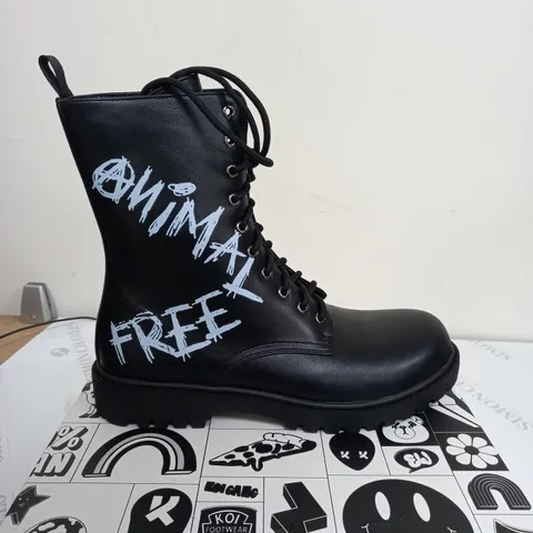 BOXED PAIR OF KOI ANIMAL FREE MENS MILITARY BOOTS BLACK - UK7