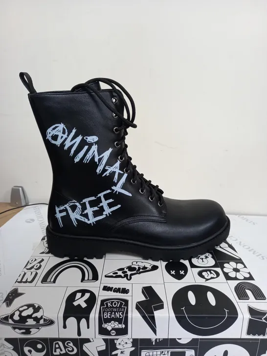 BOXED PAIR OF KOI ANIMAL FREE MENS MILITARY BOOTS BLACK - UK7