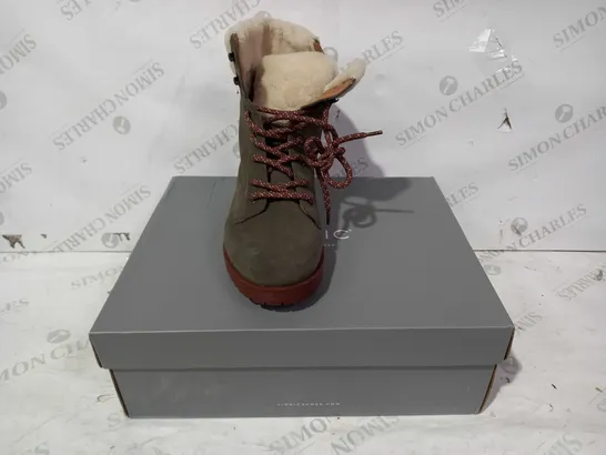 BOXED PAIR OF VIONIC FAUX FUR LINED SUEDE BOOTS IN OLIVE UK SIZE 7