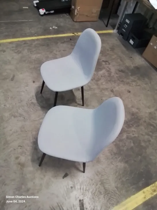 A PAIR OF MOSE FABRIC UPHOLSTERED SIDE CHAIRS IN GREY 