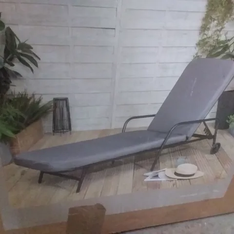 BOXED ELEMENTS PADDED GREY LOUNGER WITH WHEELS