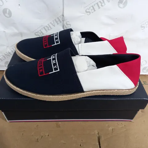 BOX PAIR OF TOMMY HILFIGER COLOR LOCK ESPADRILLE SIZE 43