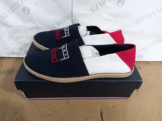 BOX PAIR OF TOMMY HILFIGER COLOR LOCK ESPADRILLE SIZE 43