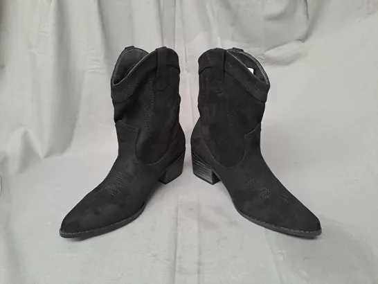 BOXED PAIR OF BOOHOO WIDE FIT WESTERN COWBOY BOOTS IN BLACK SIZE 6