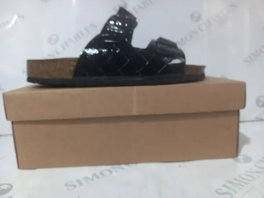 BOXED PAIR OF BONOVA OPEN TOE SANDALS IN BLACK SIZE 6