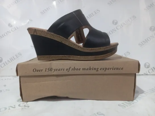 BOXED PAIR OF CUSHION WALK OPEN TOE WEDGE SANDALS IN BLACK SIZE 5
