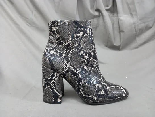 BOXED PAIR OF STEVE MADDEN ANKLE BOOTS IN GREY/OTHER SNAKE EU SIZE 36