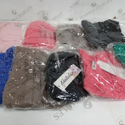 BOX OF APPROXIMATELY 25 ASSORTED CLOTHING ITEMS TO INCLUDE TOPS, DRESSES, SHORTS ETC