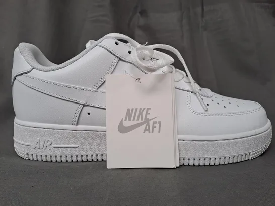 PAIR OF NIKE AIR FORCE 1 SHOES IN WHITE UK SIZE 6.5