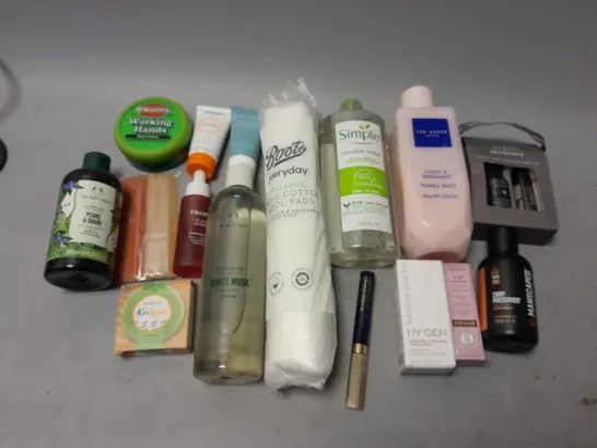 BOX OF APPROXIMATELY 15 COSMETIC ITEMS TO INCLUDE TED BAKER BUBBLE BATH, SIMPLE MICELLAR WATER, AND MANSCAPED CROP PRESERVER ETC. 