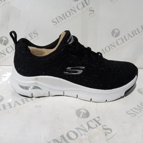 BOXED PAIR OF SKECHERS GLEE FOR ALL TRAINERS IN BLACK/WHITE UK SIZE 5