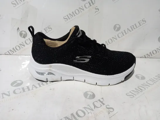 BOXED PAIR OF SKECHERS GLEE FOR ALL TRAINERS IN BLACK/WHITE UK SIZE 5