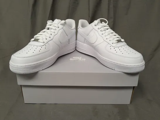 BOXED PAIR OF NIKE AIR FORCE 1 '07 SHOES IN WHITE UK SIZE 8.5