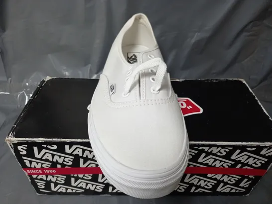 BOXED PAIR OF VANS LOW LACE UP SHOES IN WHITE - MENS US 9