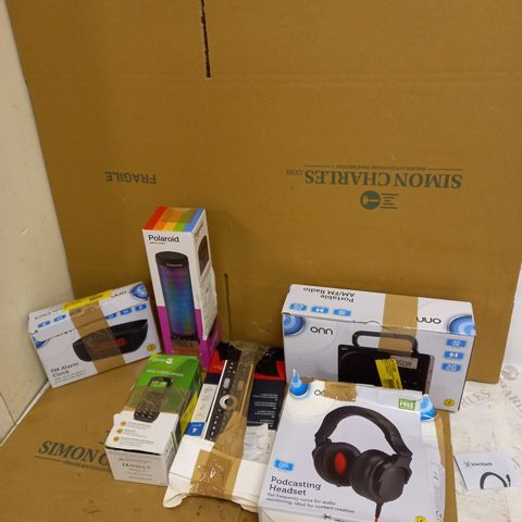 LOT OF ASSORTED ITEMS TO INCLUD ALARM CLOCKS, BLUETOOTH SPEAKERS AND HEADPHONES 
