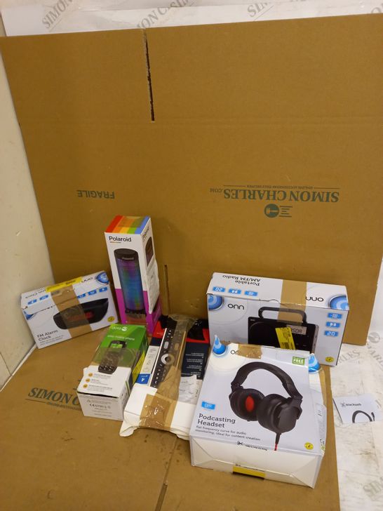 LOT OF ASSORTED ITEMS TO INCLUD ALARM CLOCKS, BLUETOOTH SPEAKERS AND HEADPHONES 