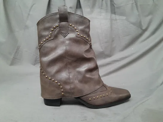 BOXED PAIR OF ASYLUM WESTERN STYLE ANKLE BOOTS IN DARK BROWN EU SIZE 40