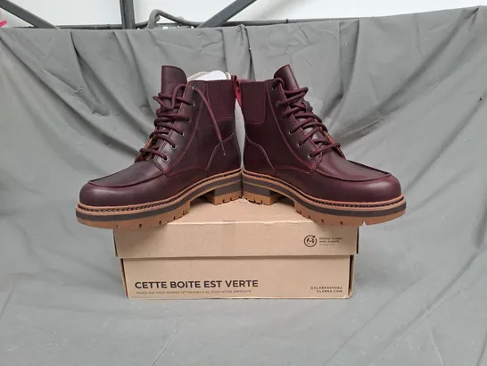 BOXED PAIR OF CLARKS ORIANNA MID IN BURGUNDY LEATHER SIZE 7