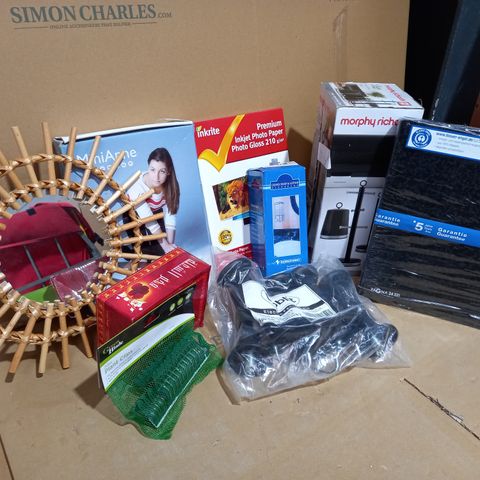 LOT OF APPROX 10 ASSORTED HOUSEHOLD ITEMS TO INCLUDE LIQUID DISPENSER, SMALL ROUND MIRROR, PLANT CLIPS, ETC