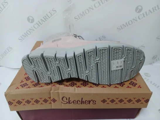 BOXED PAIR OF SKECHERS SYNERGY WARM BOOTS IN BLUSH - SIZE 5.5